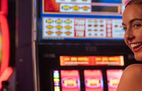 Dealer profesional membagikan kartu di meja No Commission Baccarat studio agendunia55